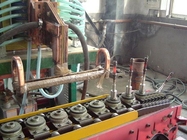 連續式旋轉淬火現場