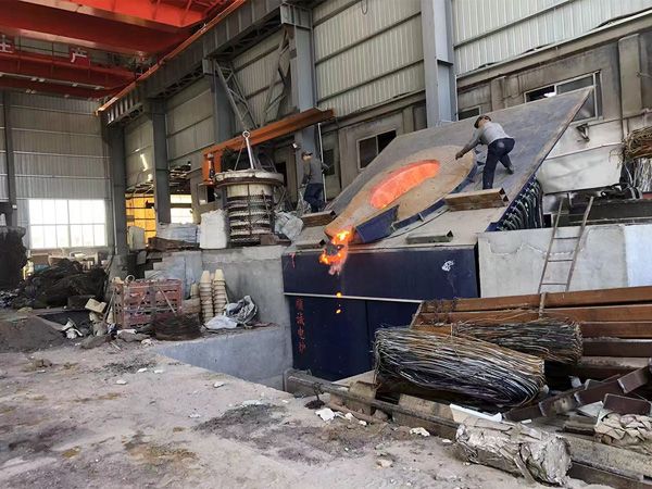 25噸鋼殼爐出爐現場